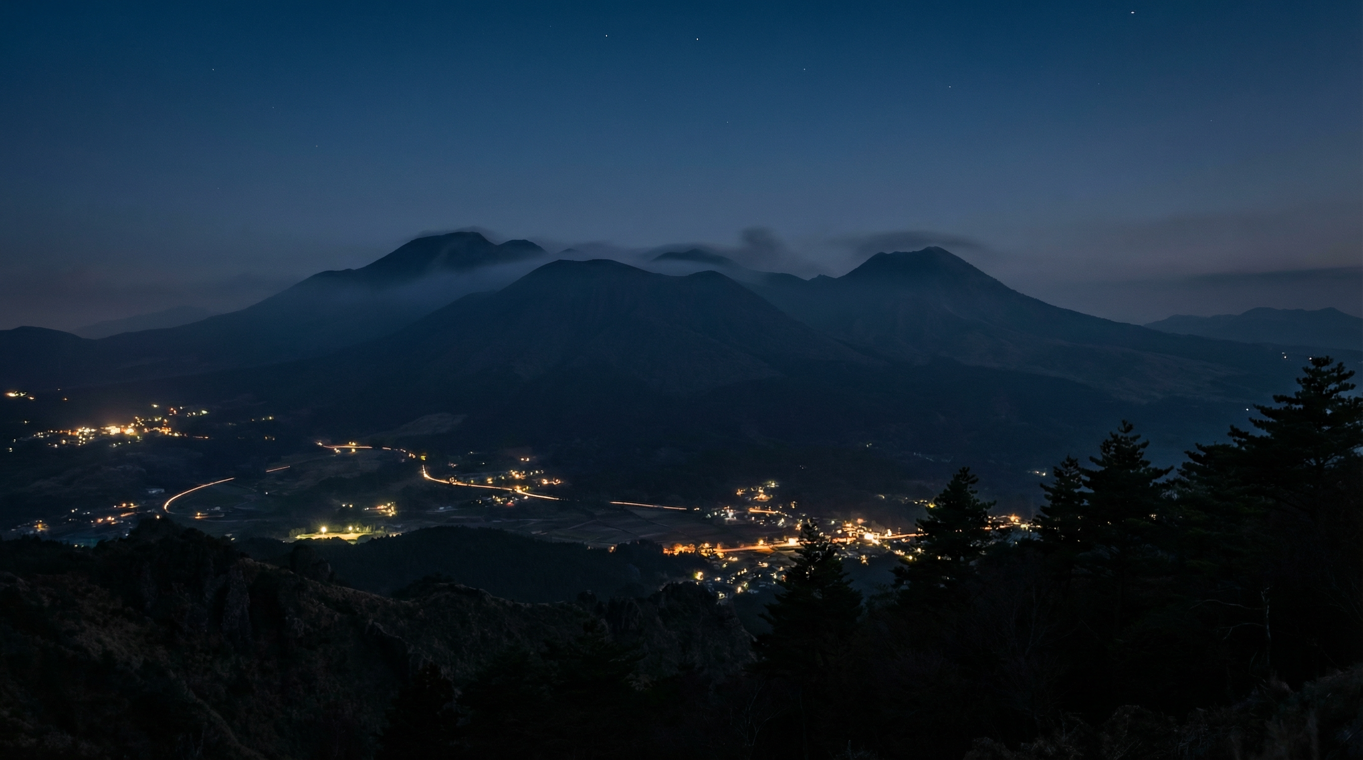 霧島連山と霧島市をイメージしたモチーフ